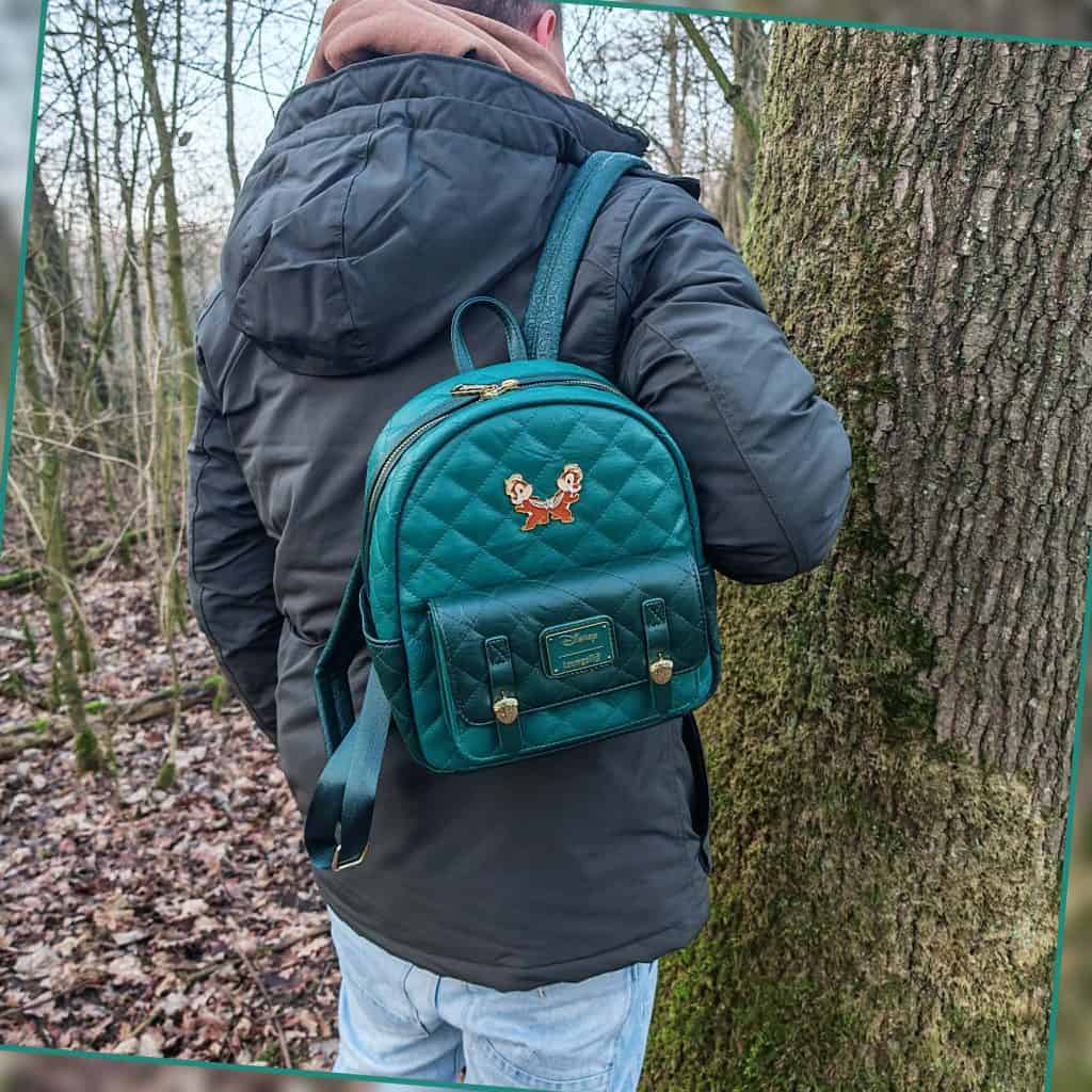 Donkergroene rugzak met hondje patch, geschikt voor verzamelaars.