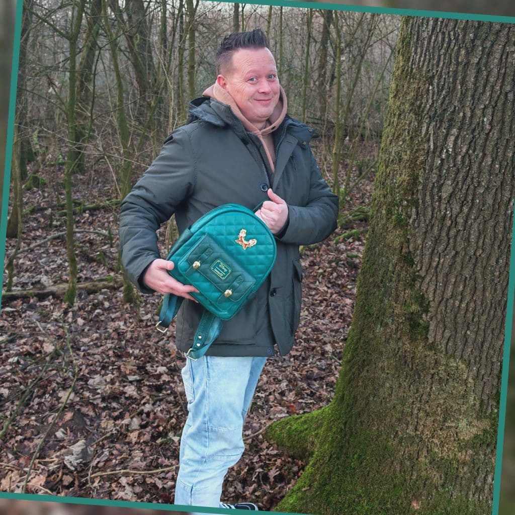 Man met collectie popcultuur items in bos, kunstcollectie Nederland.